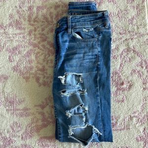 American Eagle Medium Wash Distressed Hi-Rise Jegging